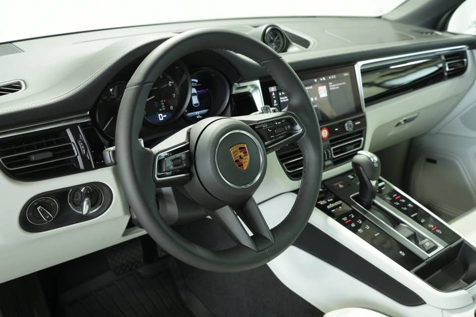 Certified 2026 Porsche Macan AWD/4WD image 4