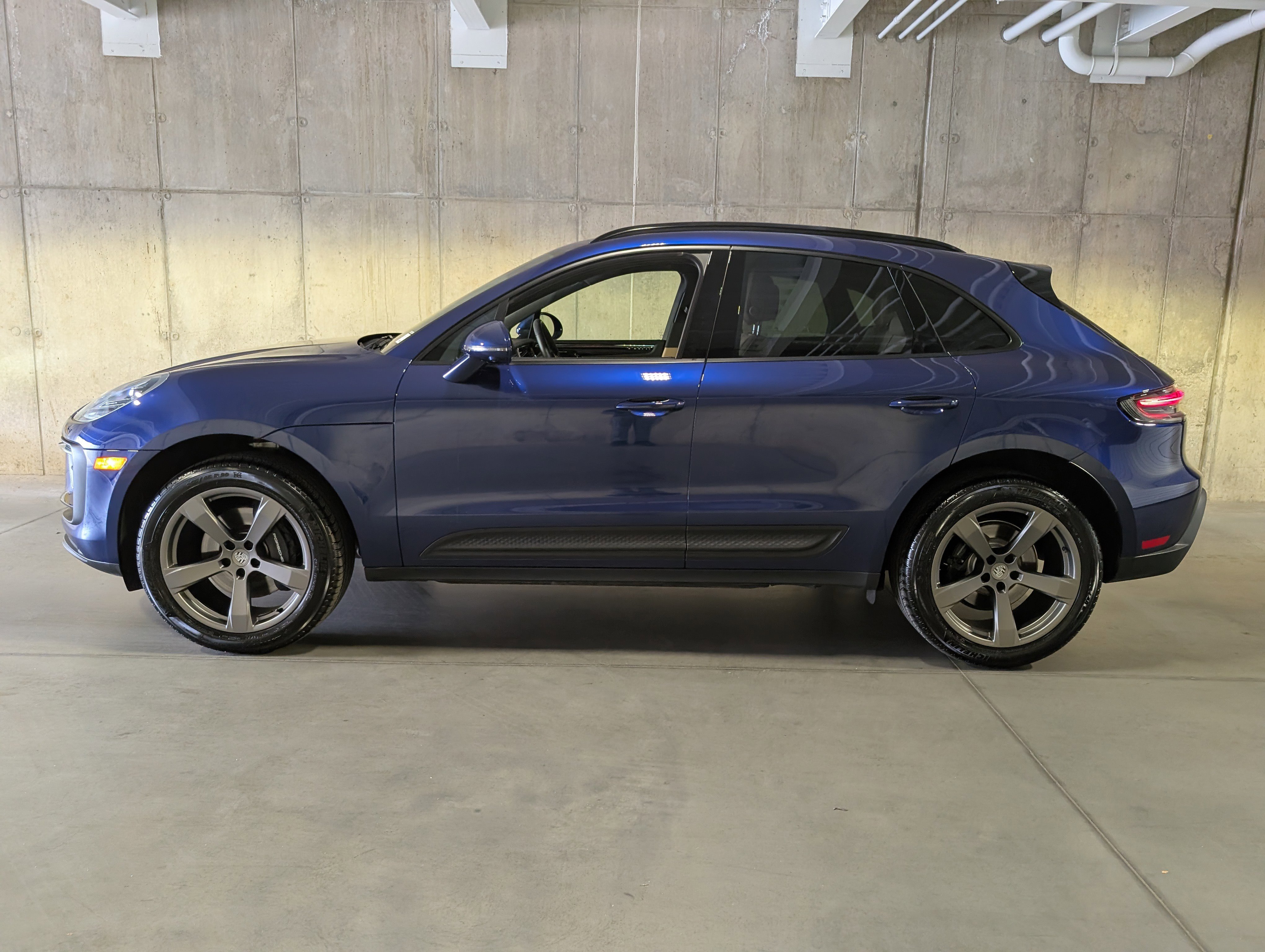 Certified 2025 Porsche Macan image 2