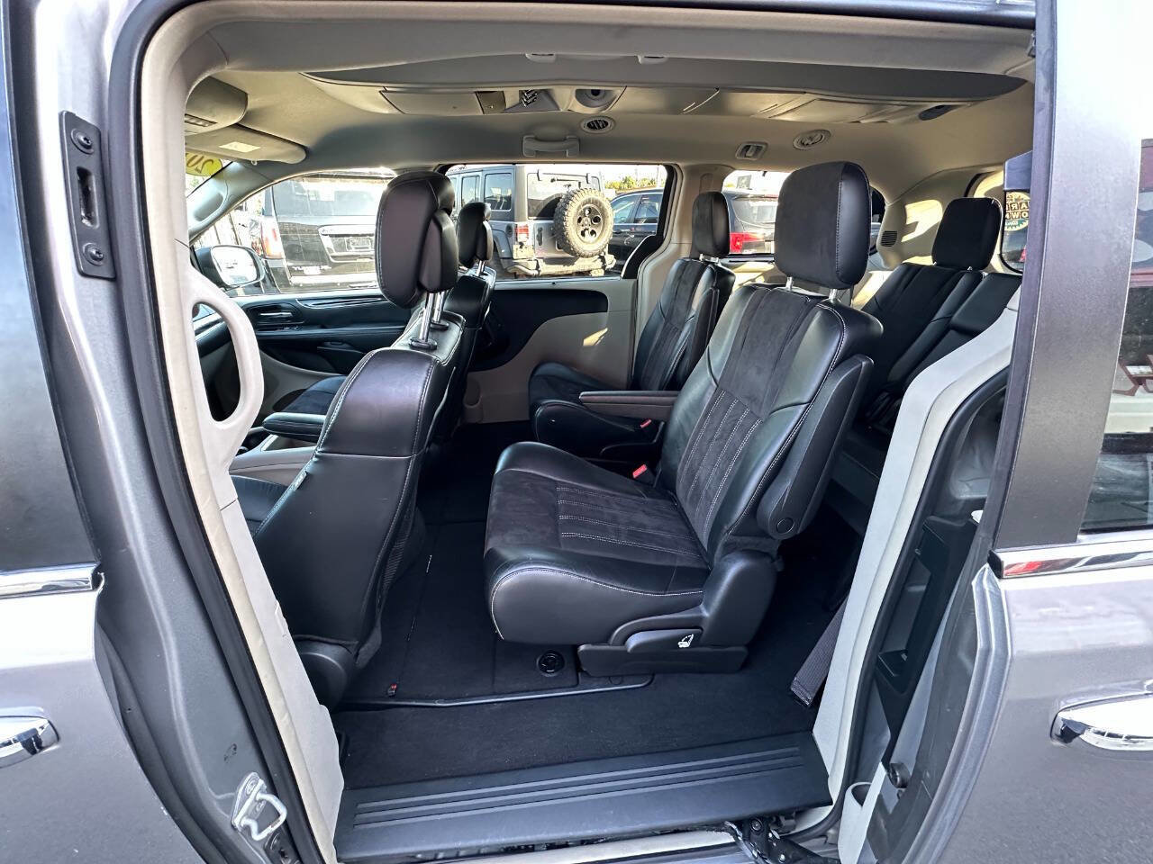 Used 2015 Chrysler Town & Country Limited image 17