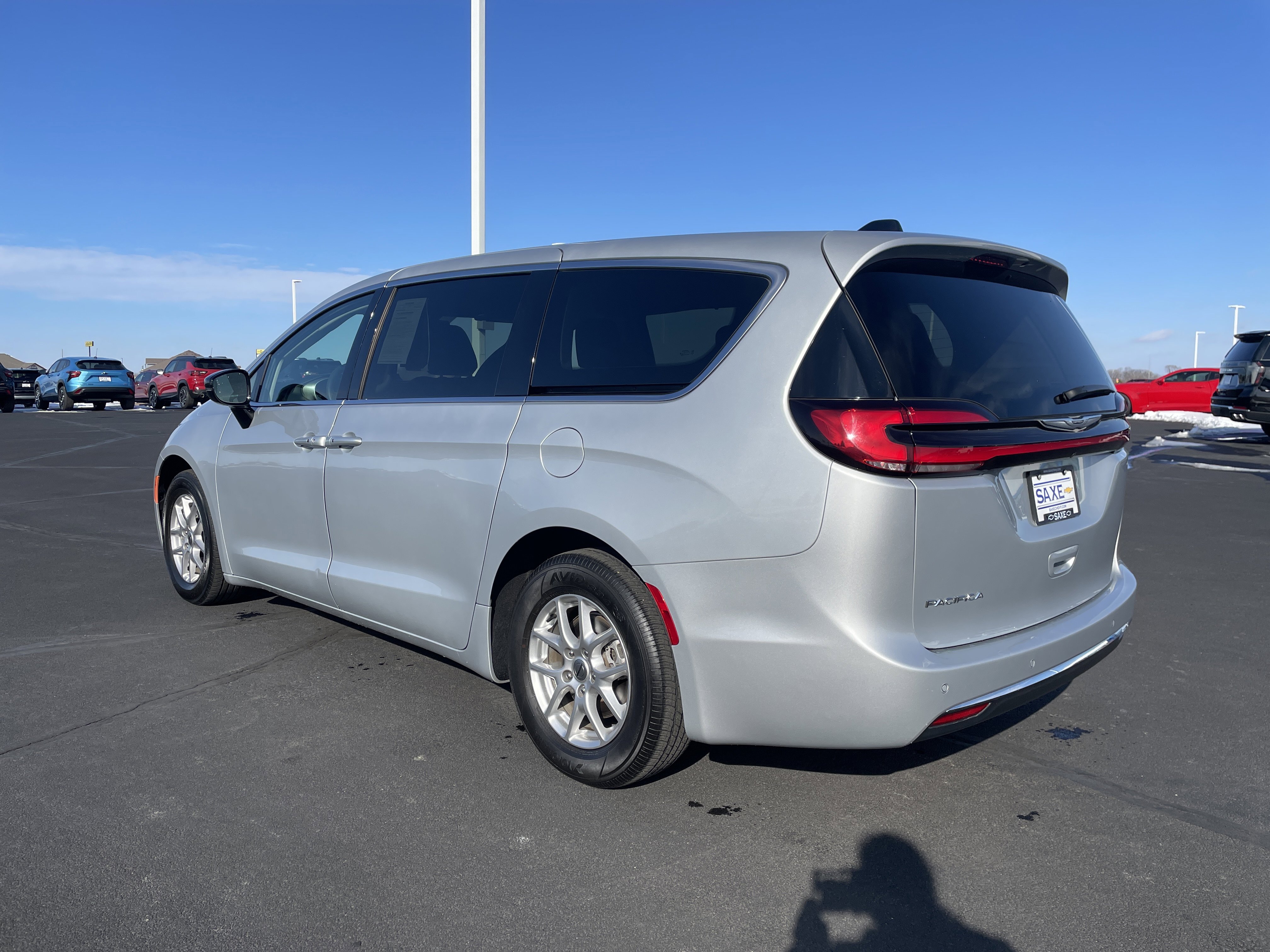 Used 2024 Chrysler Pacifica Touring-L image 3