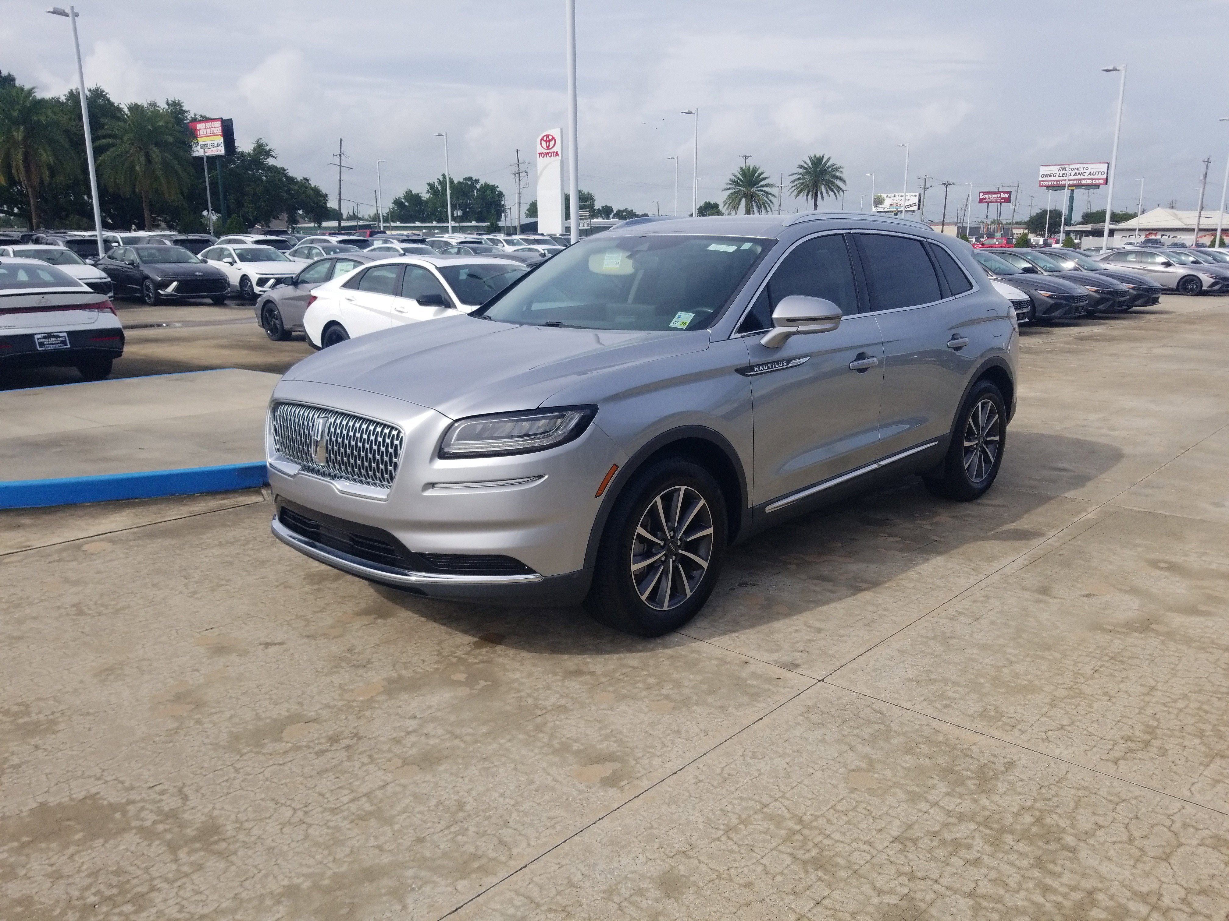 Used 2021 Lincoln Nautilus FWD image 3