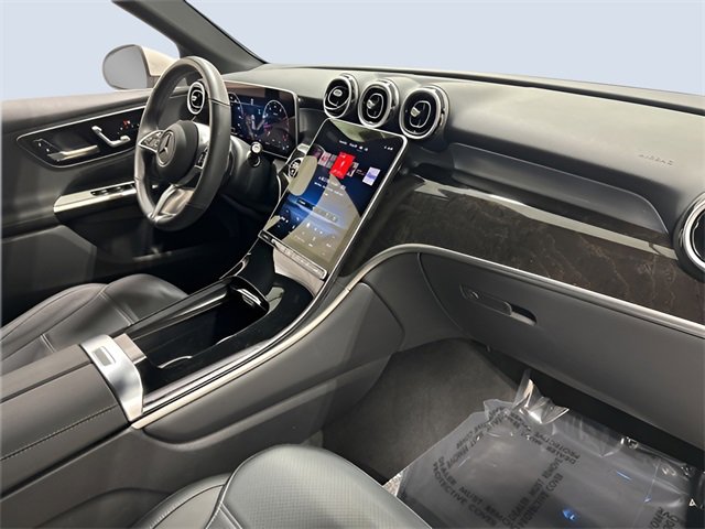 Used 2025 Mercedes-Benz GLC 300 4MATIC image 12