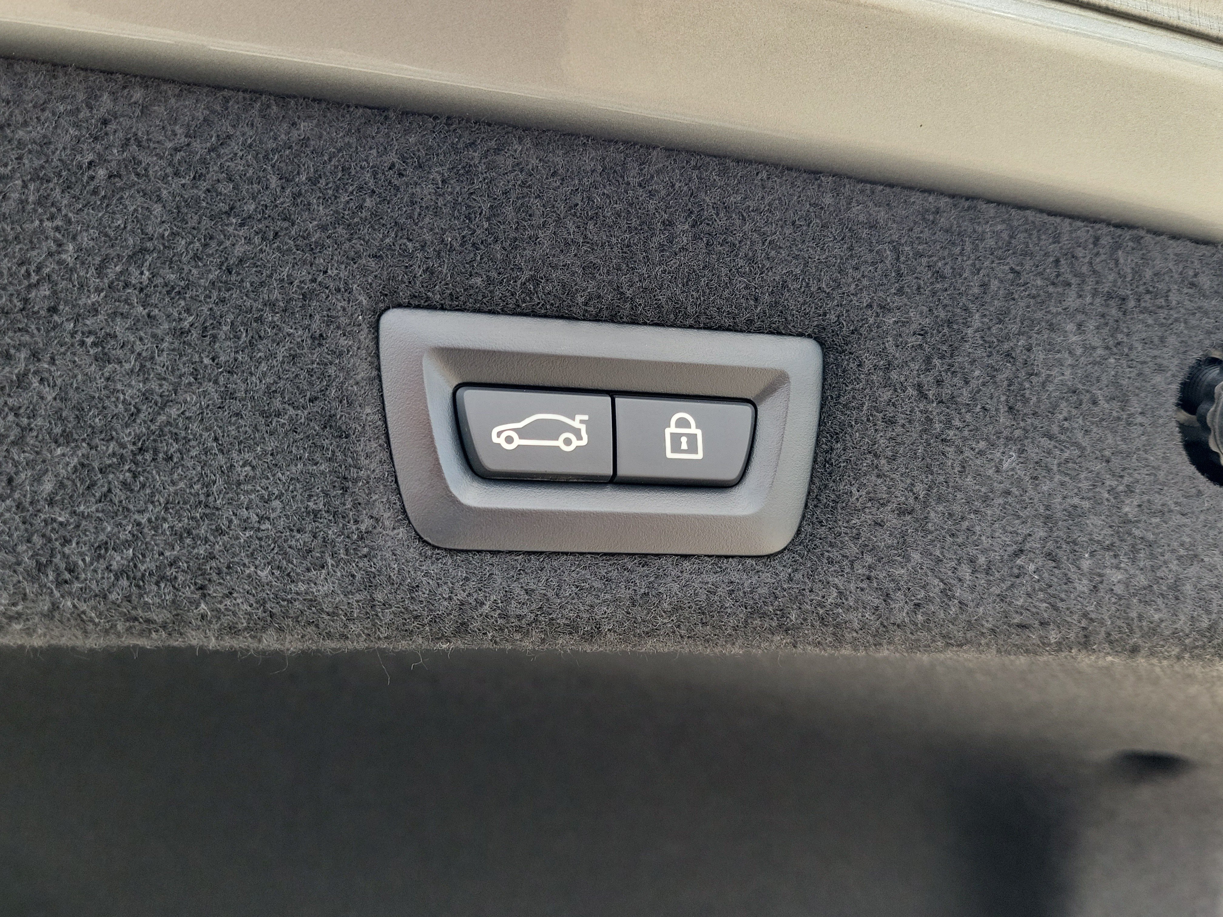 Used 2022 BMW 740i w/ M Sport Package RWD image 11