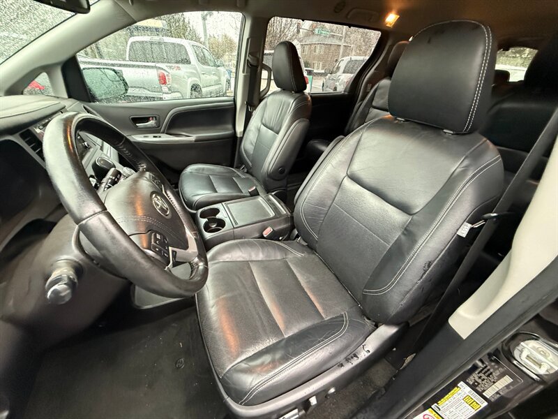 Used 2018 Toyota Sienna SE w/ Carpet Mat Package FWD image 8
