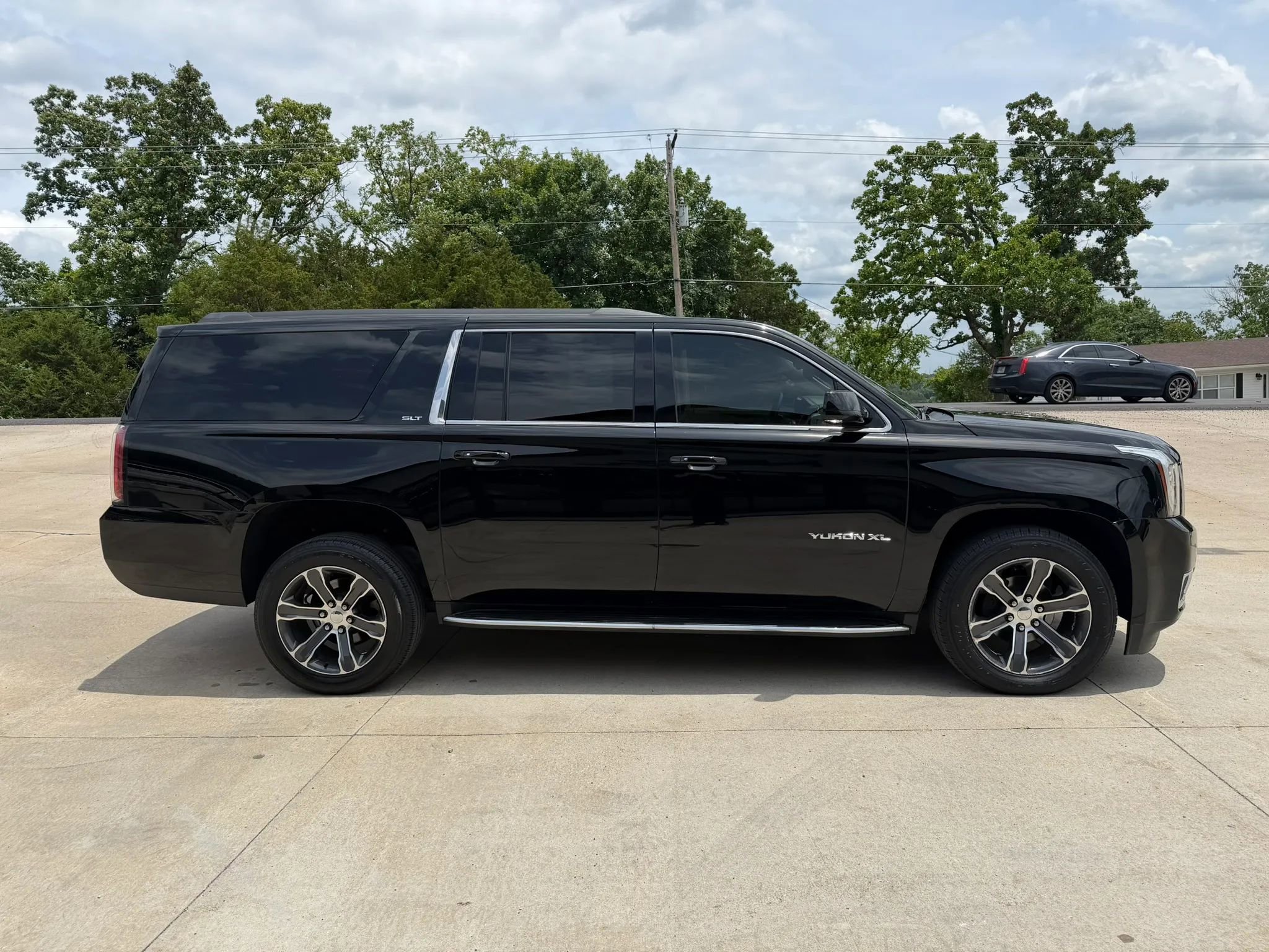 Used 2020 GMC Yukon XL SLT AWD/4WD image 2
