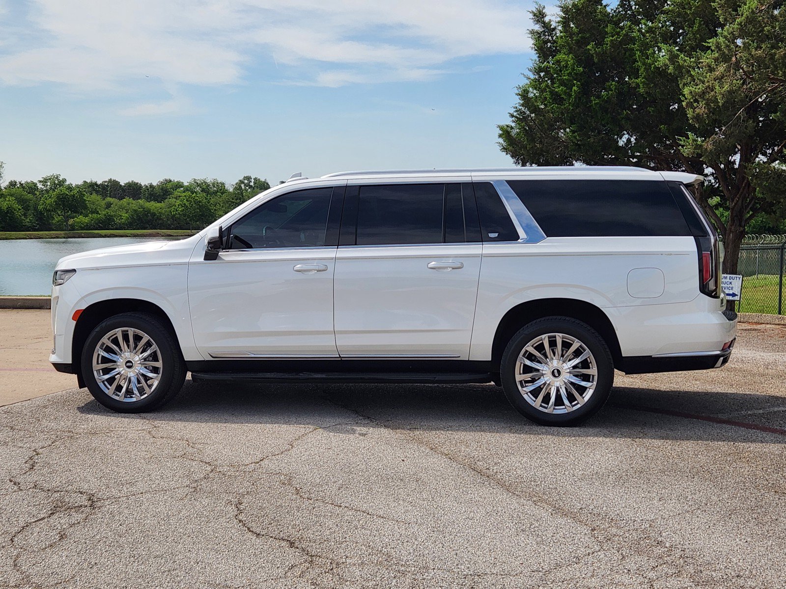 Certified 2024 Cadillac Escalade ESV Luxury RWD image 3