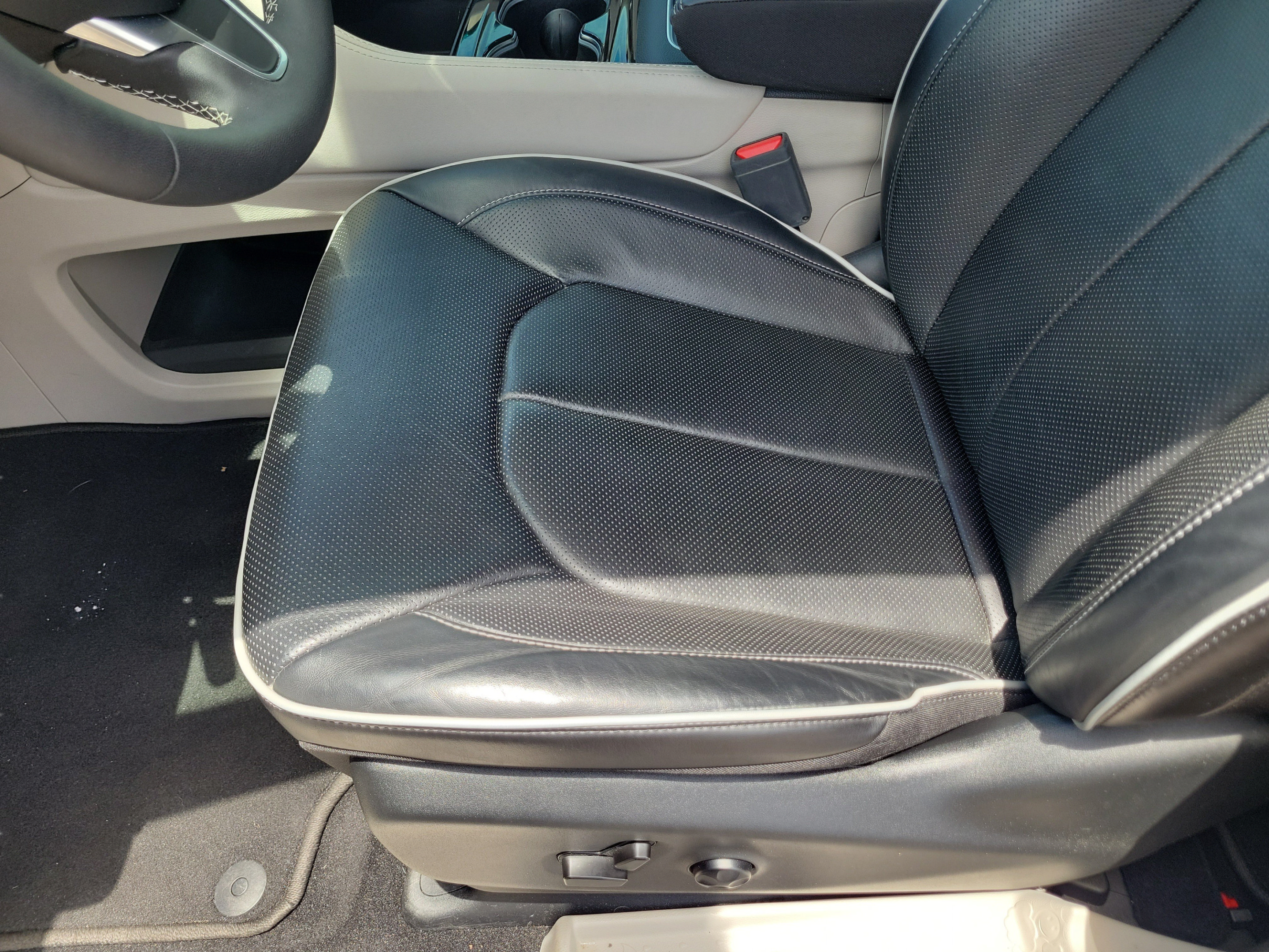 Used 2023 Chrysler Pacifica Limited w/ Uconnect Theater Family Group AWD/4WD image 26