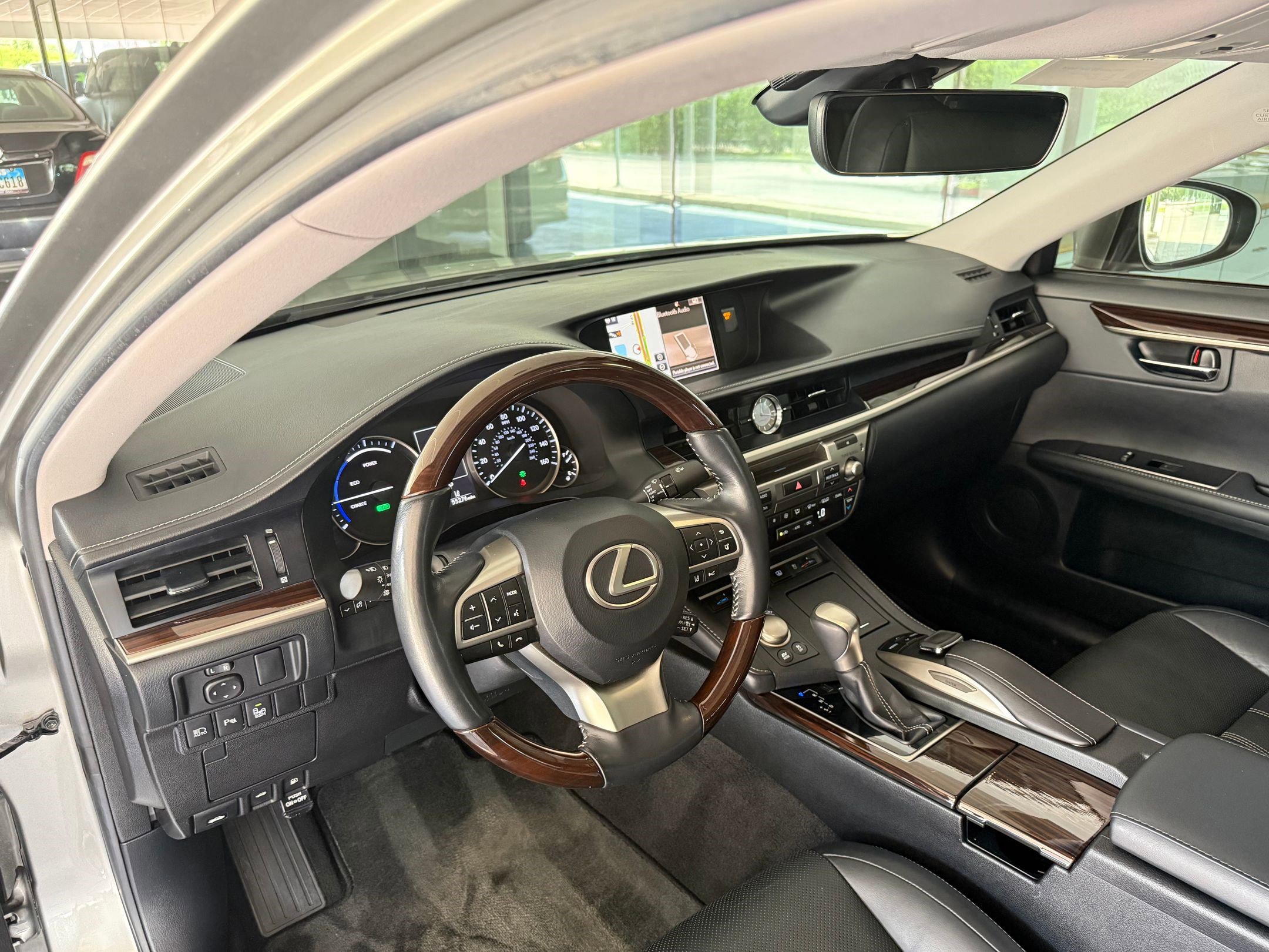 Used 2016 Lexus ES 300h w/ Luxury Package w/Wood Trim image 5
