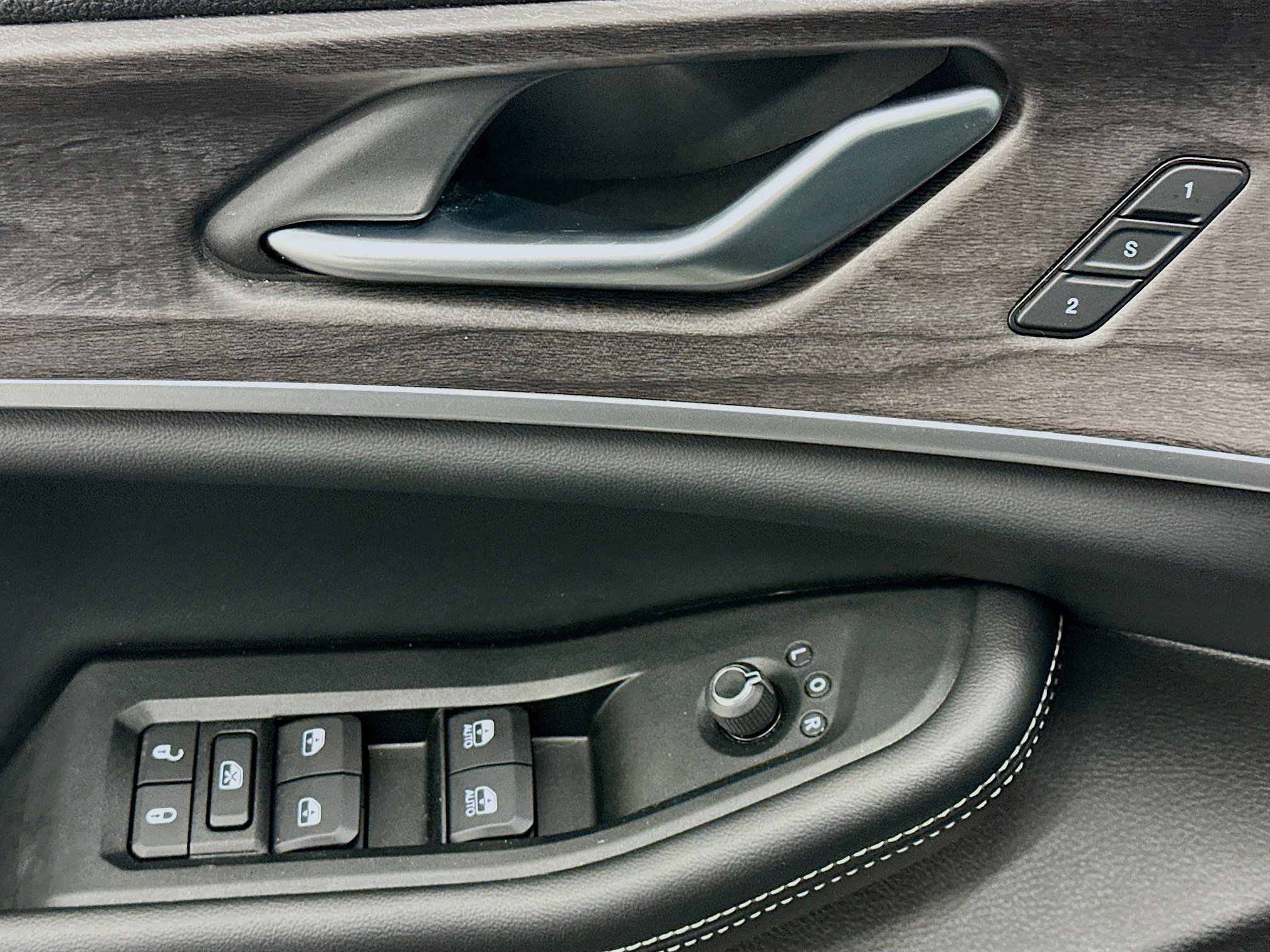 Used 2024 Jeep Grand Cherokee L Limited w/ Luxury Tech Group II image 15