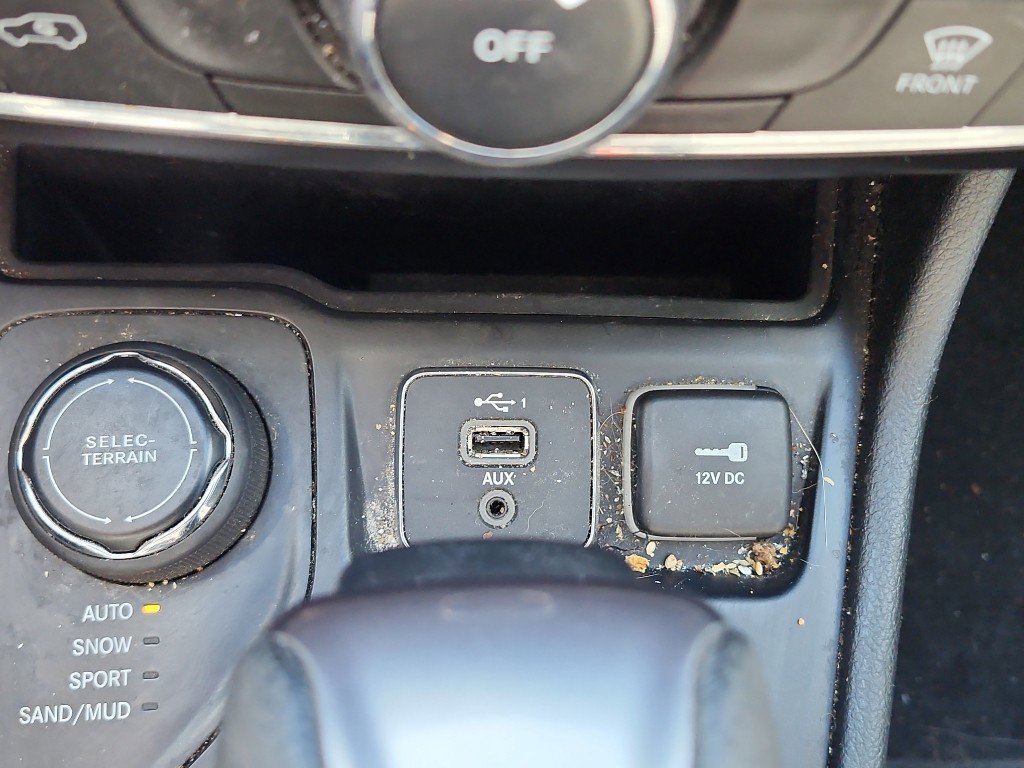 Used 2019 Jeep Cherokee Latitude w/ Popular Appearance Group image 28