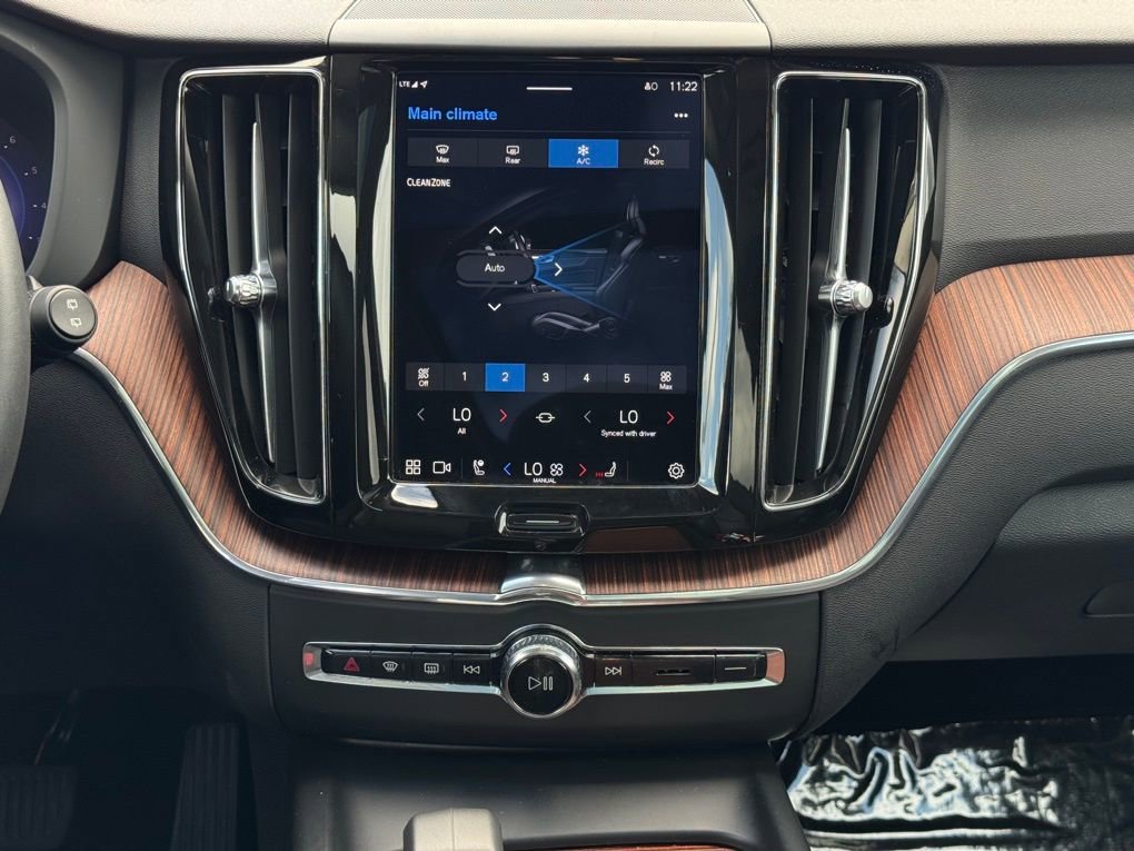 Used 2023 Volvo XC60 B5 Plus image 25