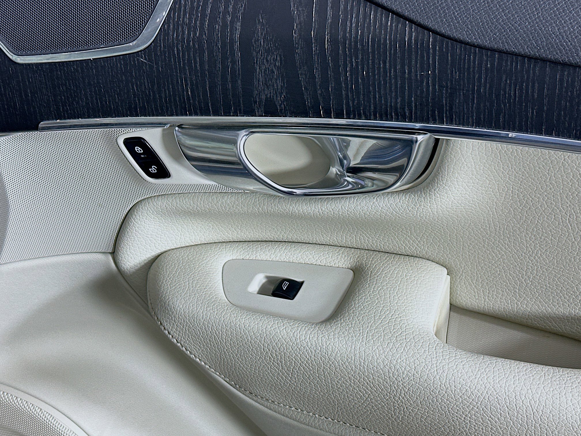 Used 2020 Volvo XC90 T5 Momentum w/ Protection Package Premier image 29