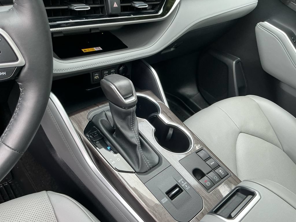 Certified 2024 Toyota Highlander Platinum FWD image 13