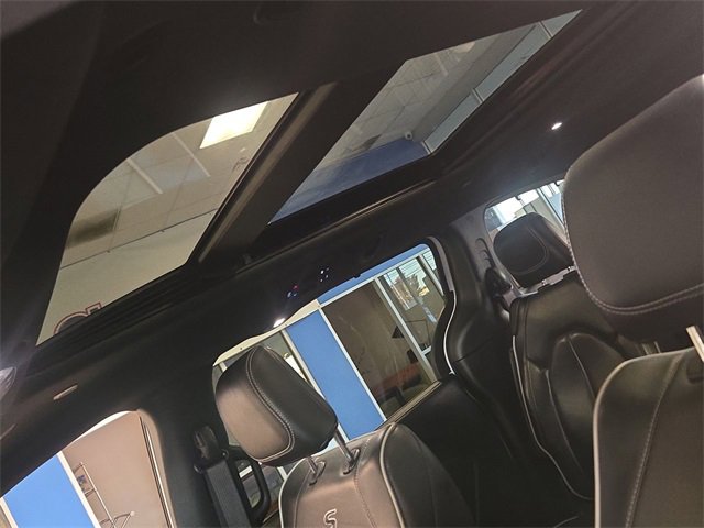 Used 2024 Chrysler Pacifica Limited w/ S Appearance Package image 22