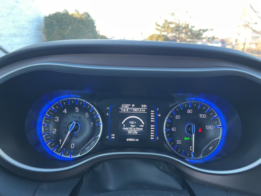 Used 2023 Chrysler Voyager LX image 12