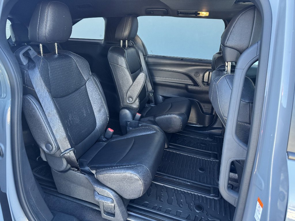 Used 2025 Toyota Sienna XLE Woodland Edition image 12