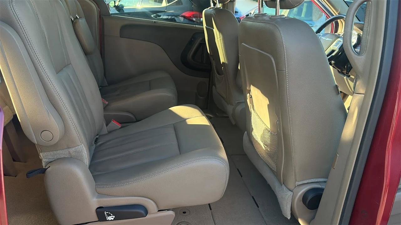Used 2016 Chrysler Town & Country Touring FWD image 36