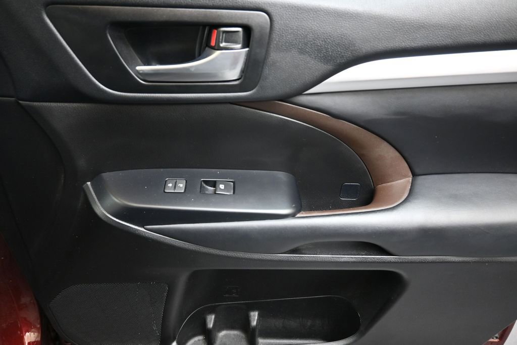 Used 2018 Toyota Highlander XLE AWD/4WD image 11