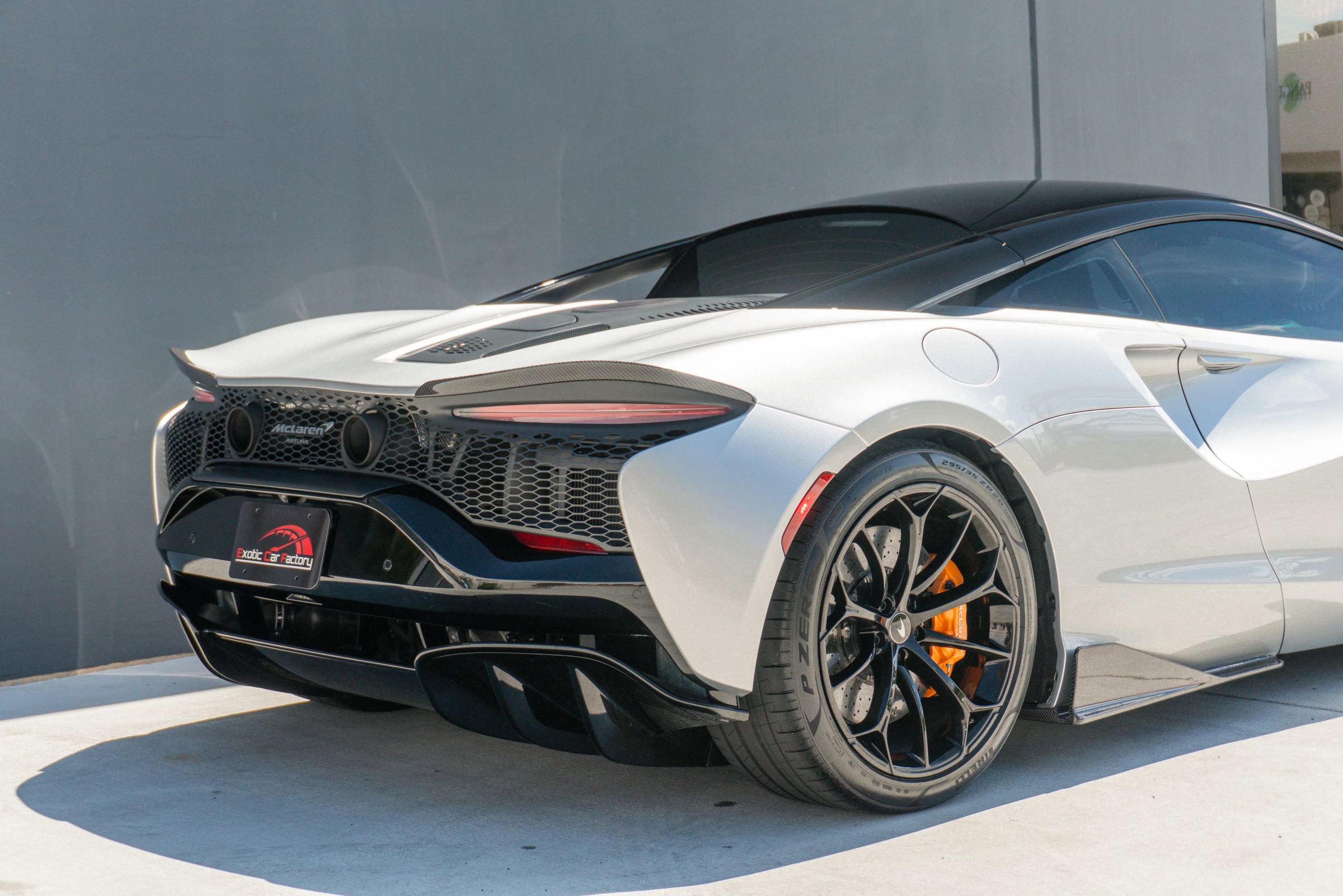 Used 2023 McLaren Artura RWD image 40