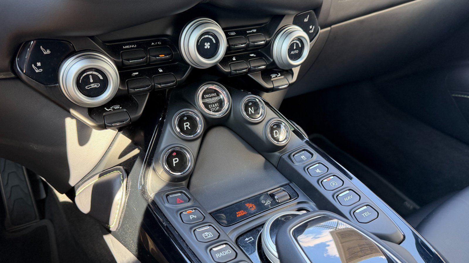 Used 2023 Aston Martin V8 Vantage Coupe RWD image 27