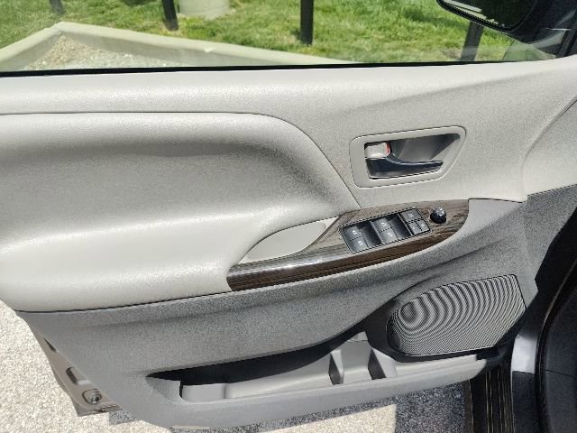 Used 2019 Toyota Sienna XLE w/ XLE Navigation Package FWD image 18