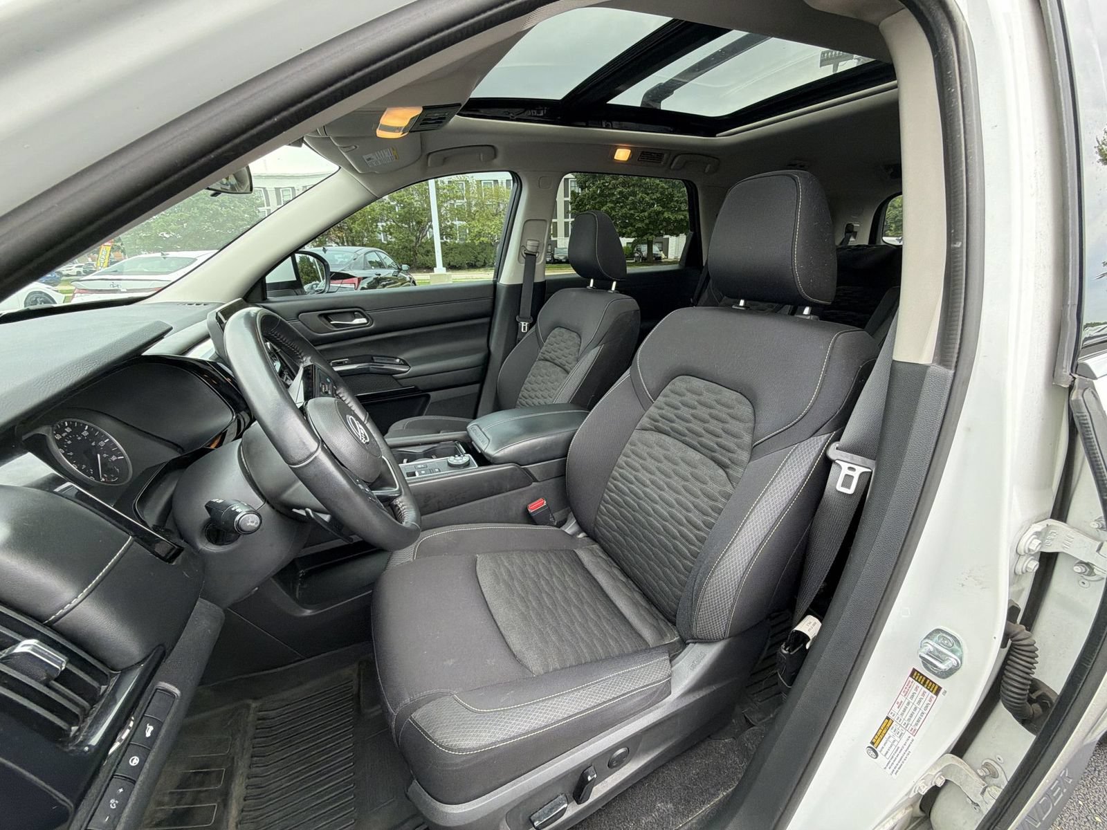 Used 2022 Nissan Pathfinder SV w/ SV Premium Package AWD/4WD image 11