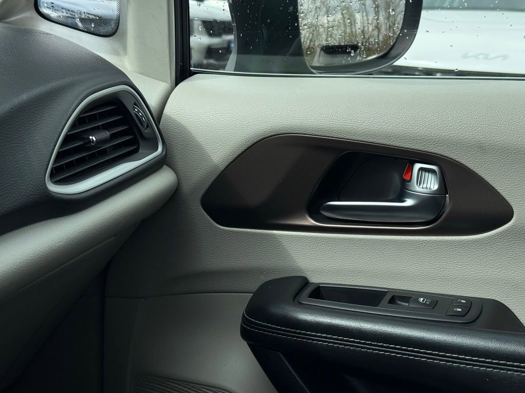 Used 2020 Chrysler Voyager Lxi image 33