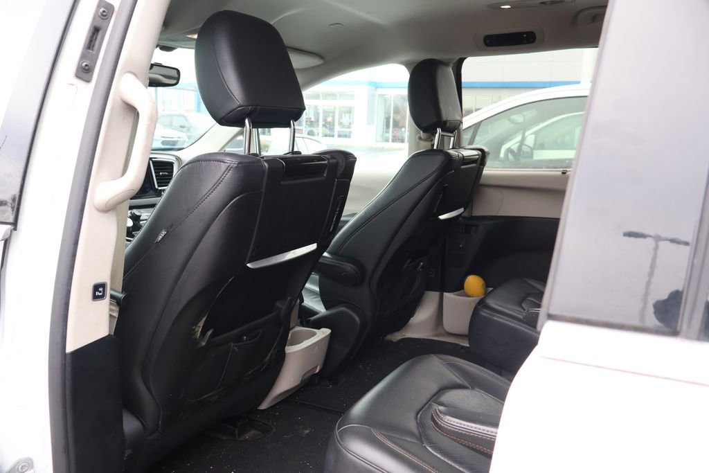 Used 2017 Chrysler Pacifica Touring-L Plus w/ Tire & Wheel Group image 29