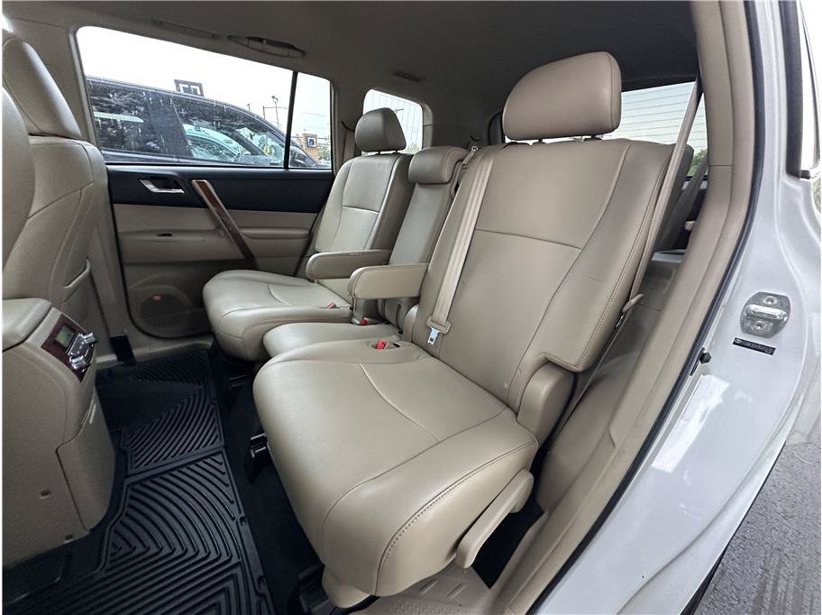 Used 2011 Toyota Highlander Limited w/ Tow Pkg AWD/4WD image 16