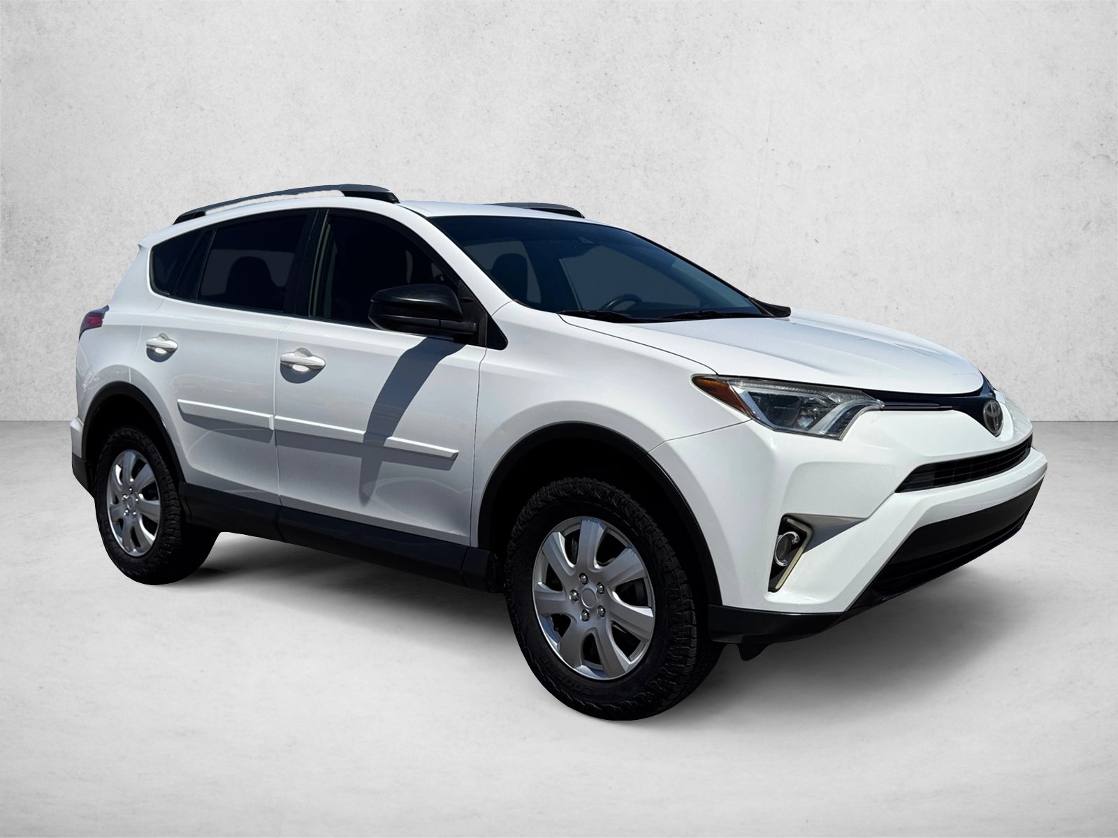 Used 2017 Toyota RAV4 LE FWD video 3