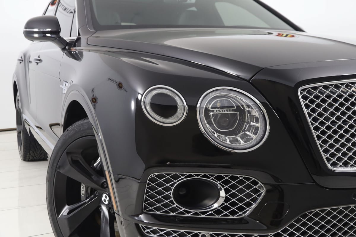 Used 2018 Bentley Bentayga AWD/4WD image 24