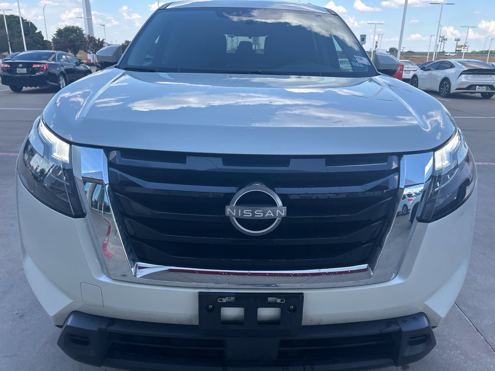 Used 2024 Nissan Pathfinder SV FWD image 2