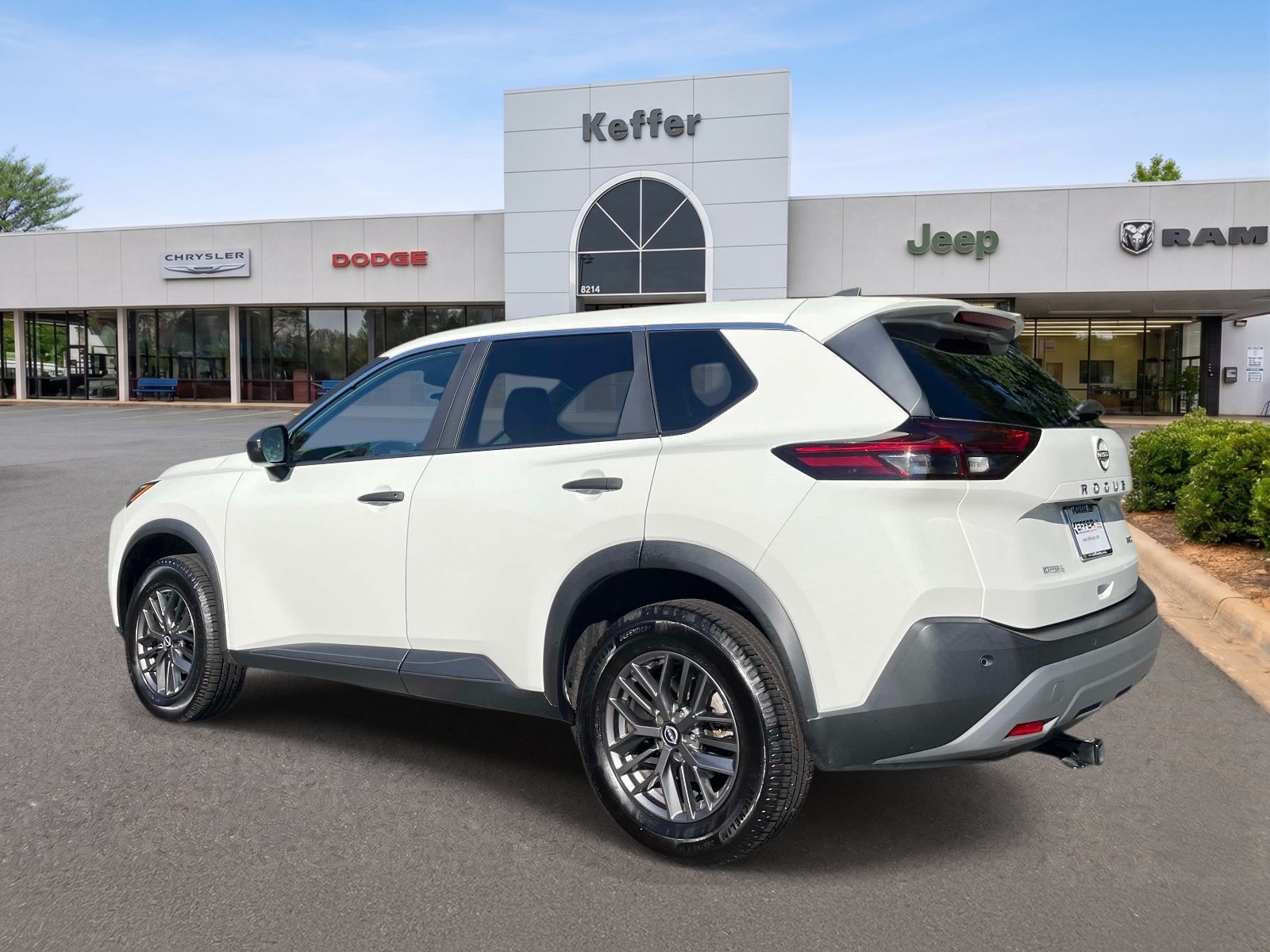 Used 2023 Nissan Rogue S AWD/4WD image 4