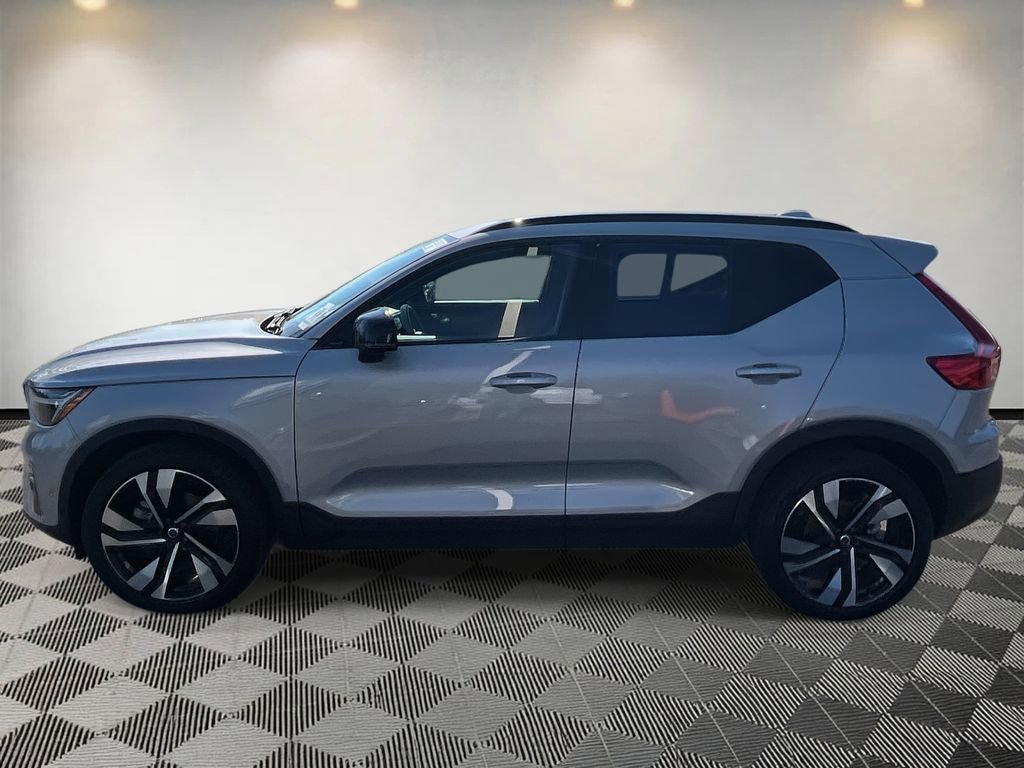 Used 2025 Volvo XC40 B5 Plus image 6