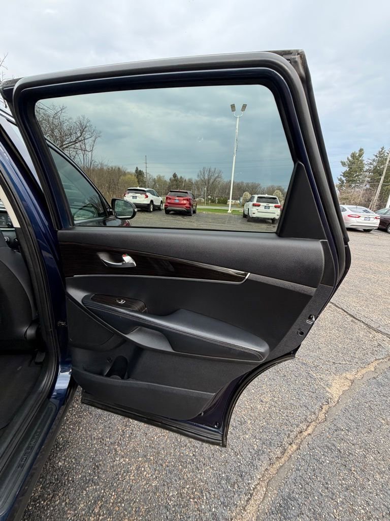 Used 2020 Kia Sorento AWD V6 image 17