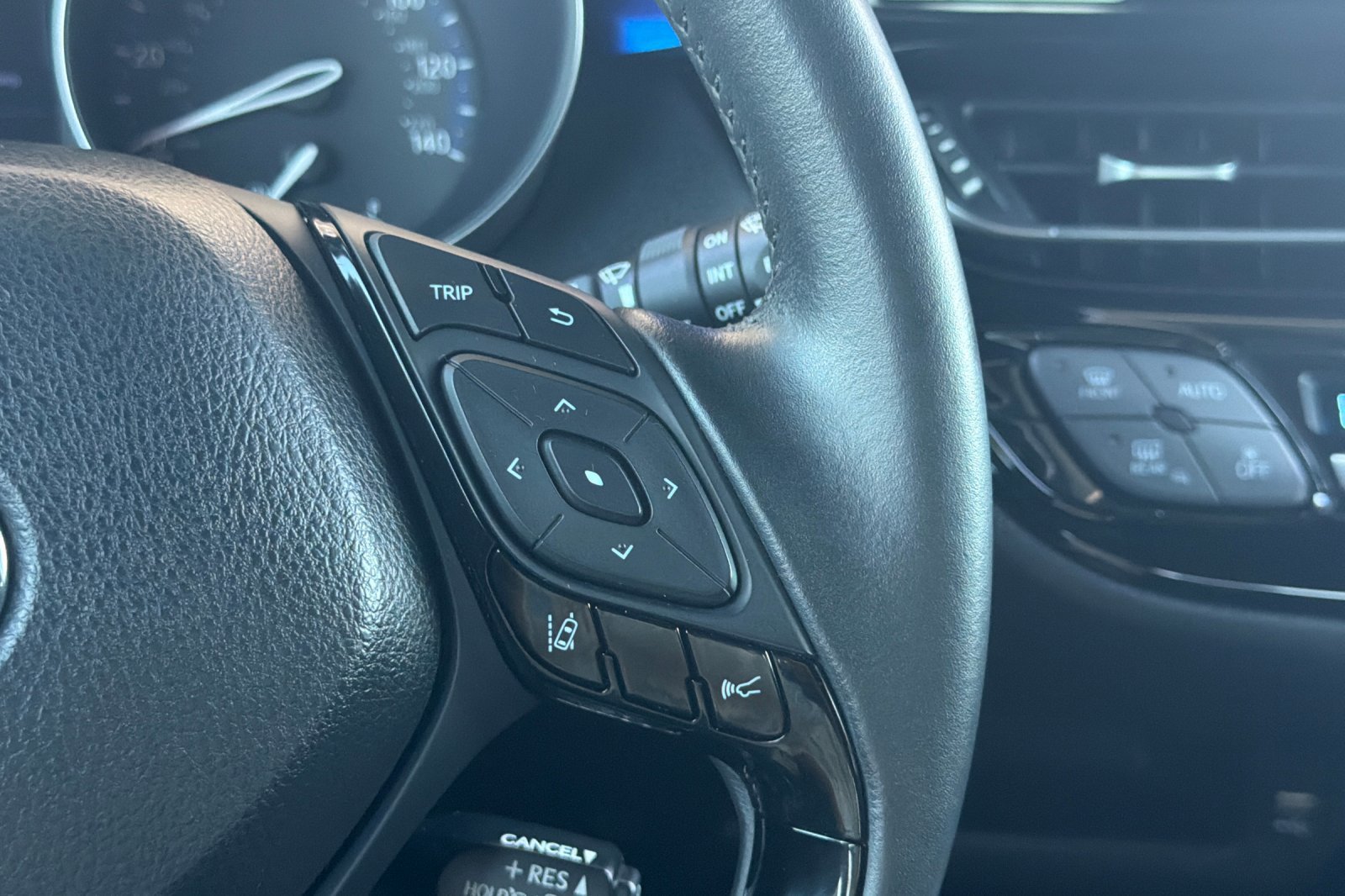 Used 2020 Toyota C-HR XLE FWD image 31