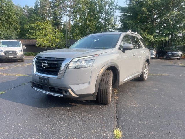 Used 2022 Nissan Pathfinder Platinum w/ Cargo Package image 4