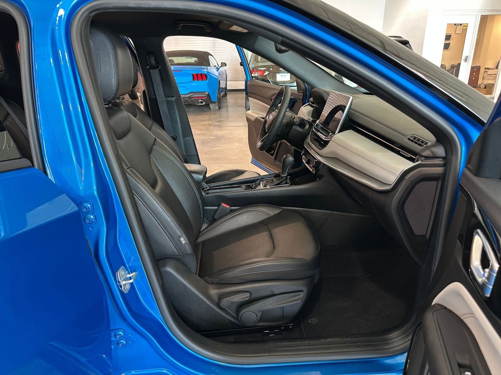 Used 2025 Jeep Compass Limited image 36