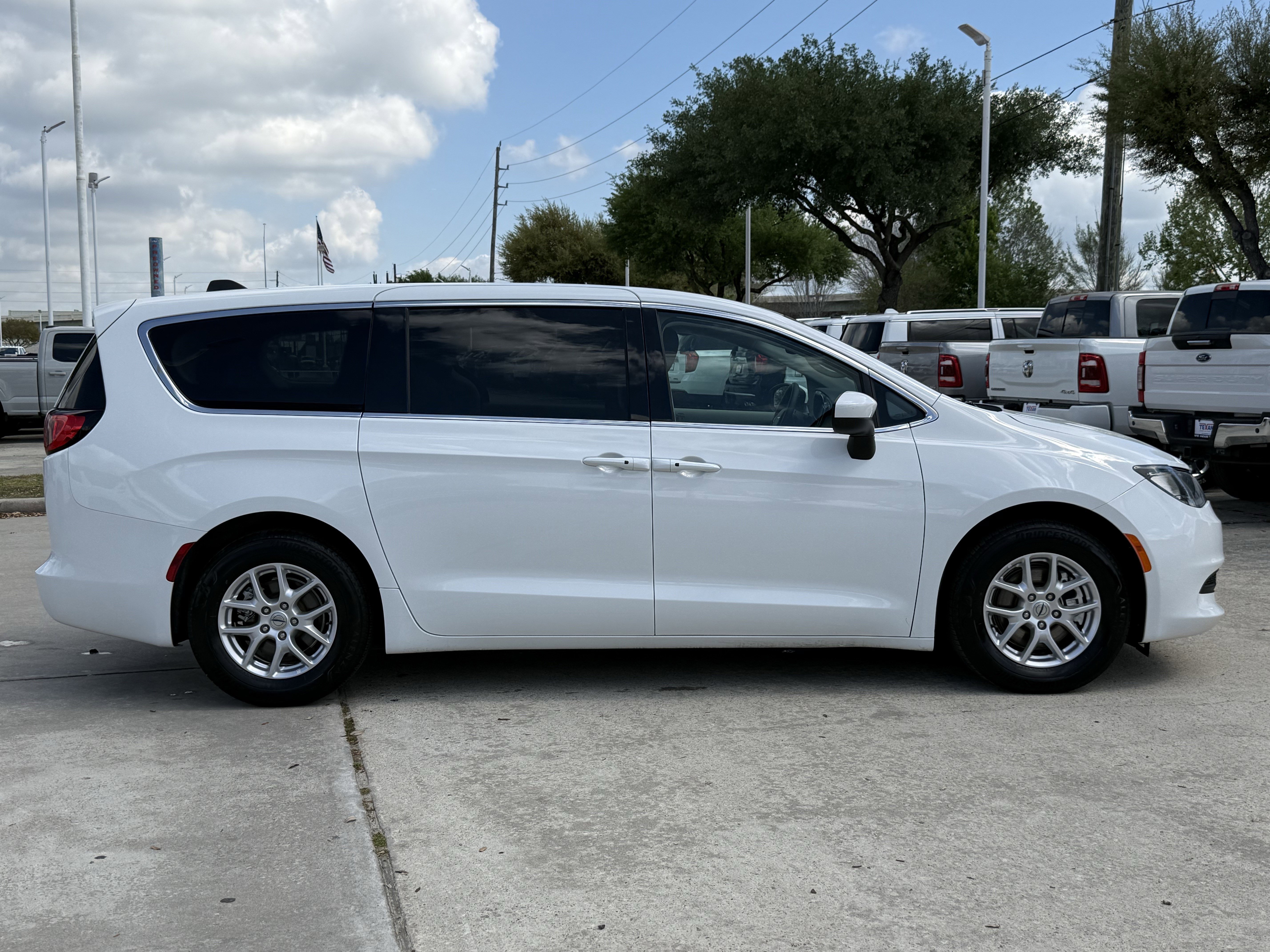 Used 2023 Chrysler Voyager LX FWD image 3