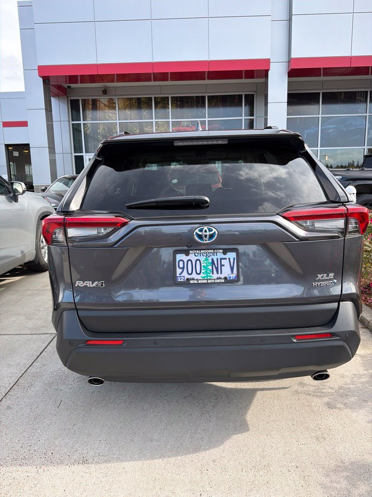 Used 2021 Toyota RAV4 XLE Premium AWD/4WD image 5