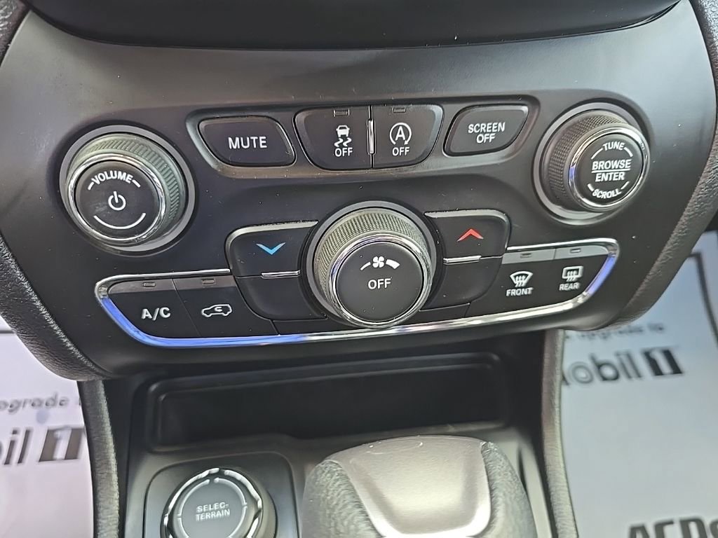 Used 2019 Jeep Cherokee Latitude w/ Cold Weather Group image 21