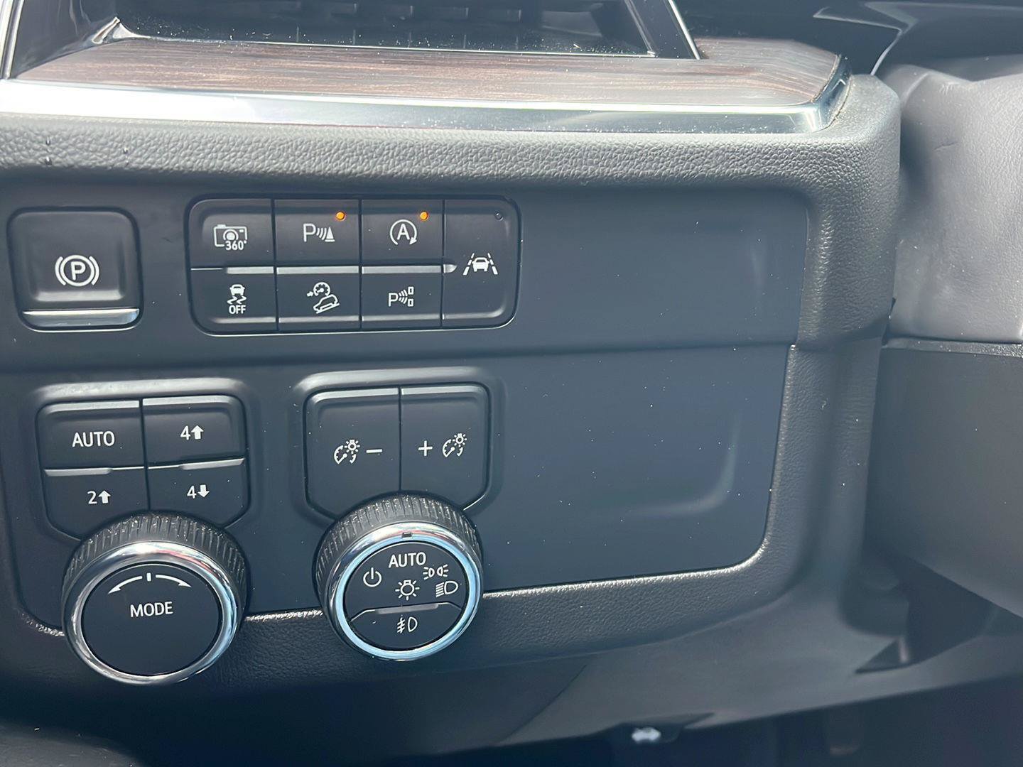 Used 2025 Chevrolet Suburban Z71 AWD/4WD image 13