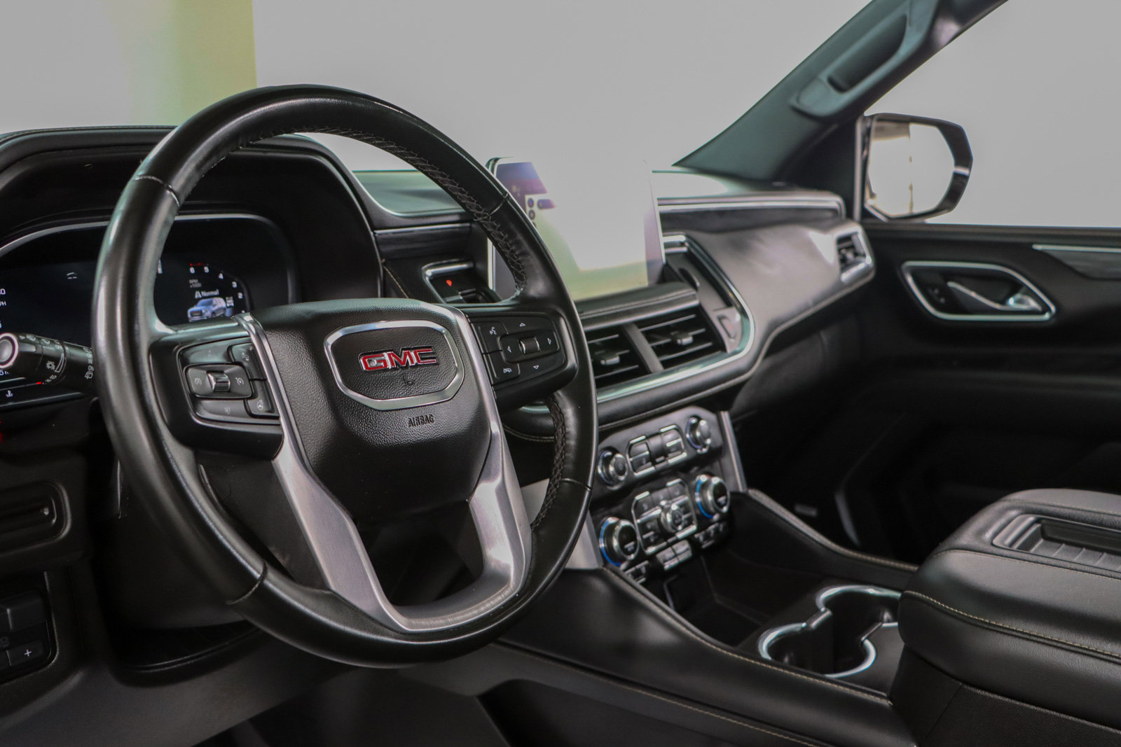 Used 2023 GMC Yukon SLT w/ SLT Luxury Package image 26