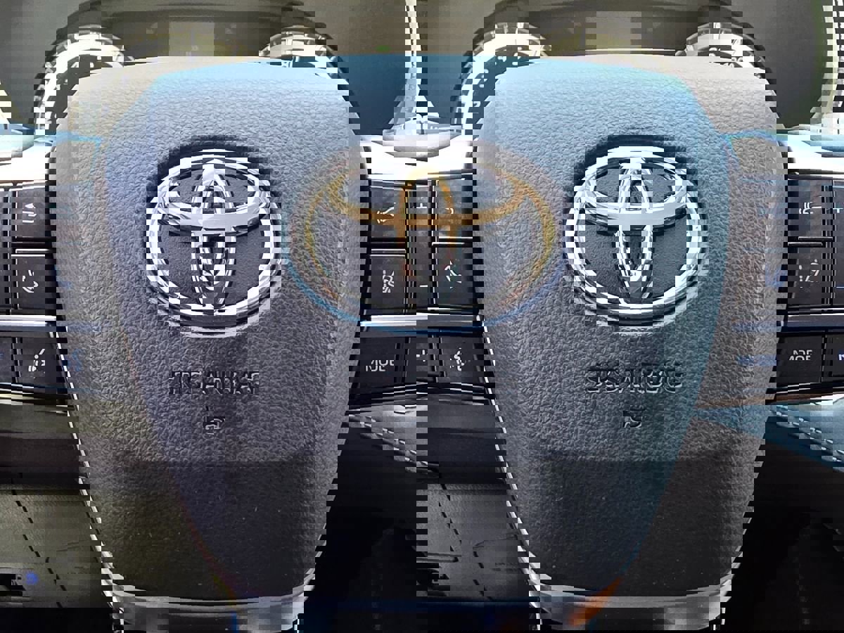 Used 2021 Toyota Highlander LE image 37