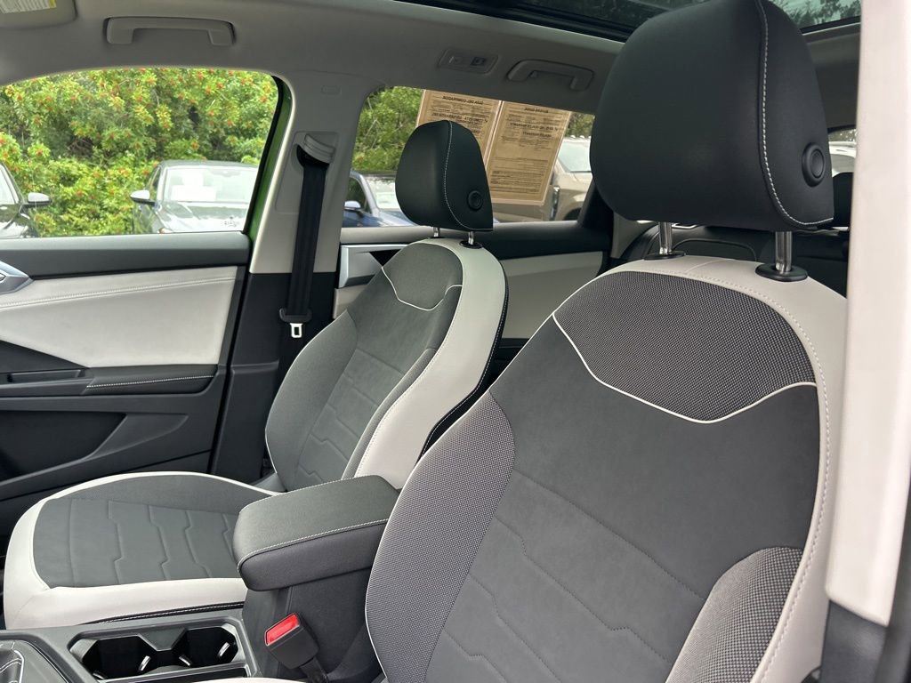 Certified 2025 Volkswagen Taos SE w/ Panoramic Sunroof Package image 21