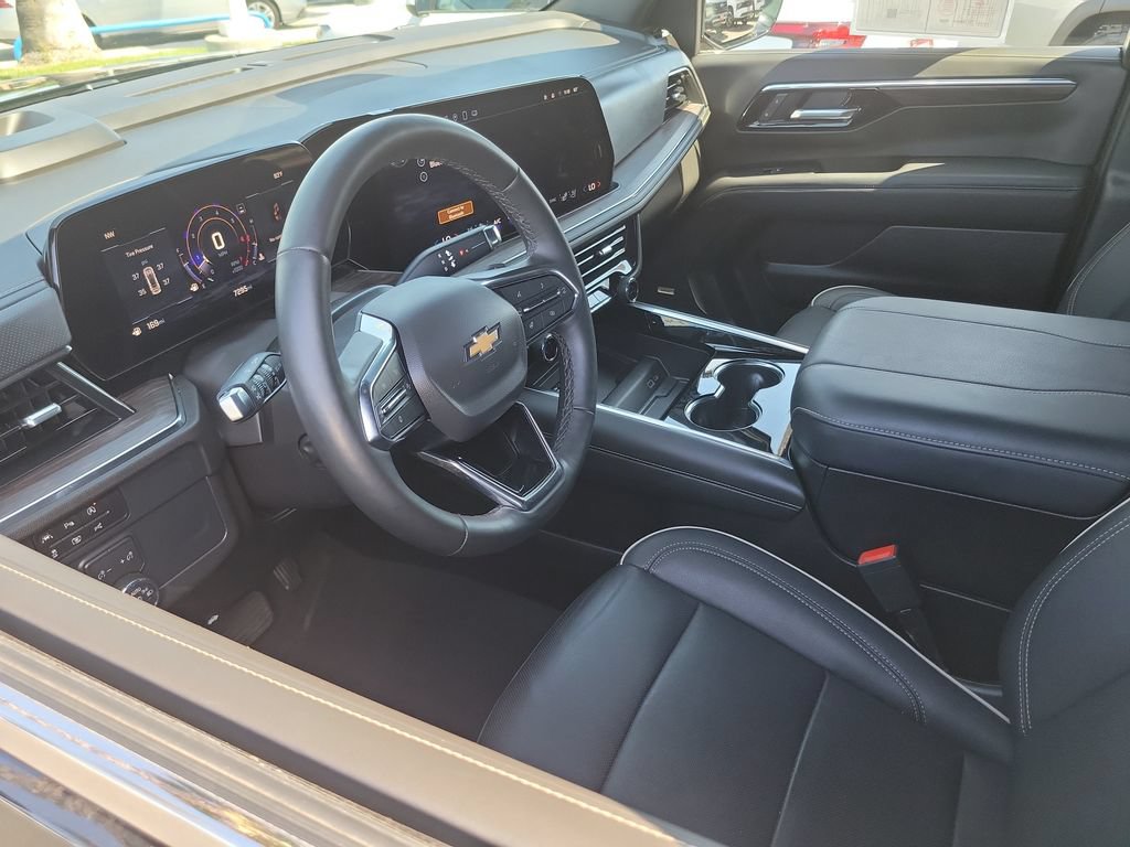 Used 2025 Chevrolet Tahoe Premier RWD image 3