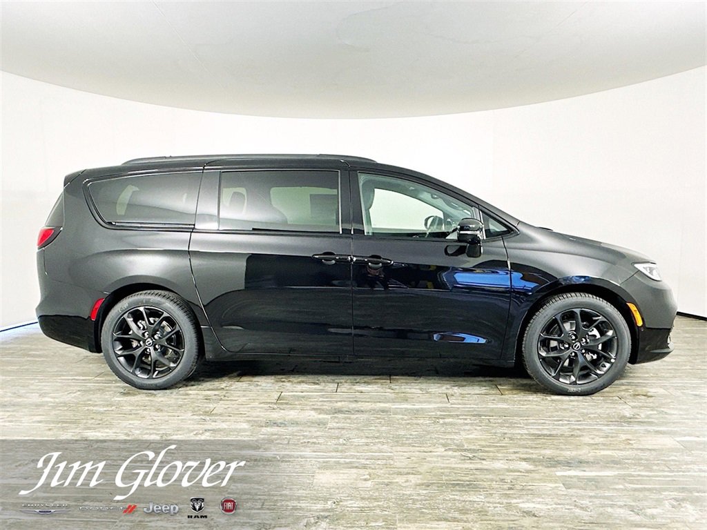 New 2026 Chrysler Pacifica Limited w/ S Appearance Package image 8