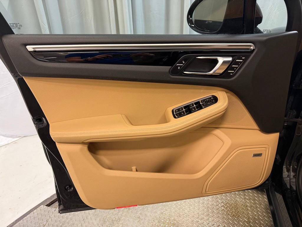 Certified 2017 Porsche Macan AWD/4WD image 14