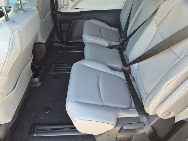 Certified 2026 Toyota Sienna XLE FWD image 25