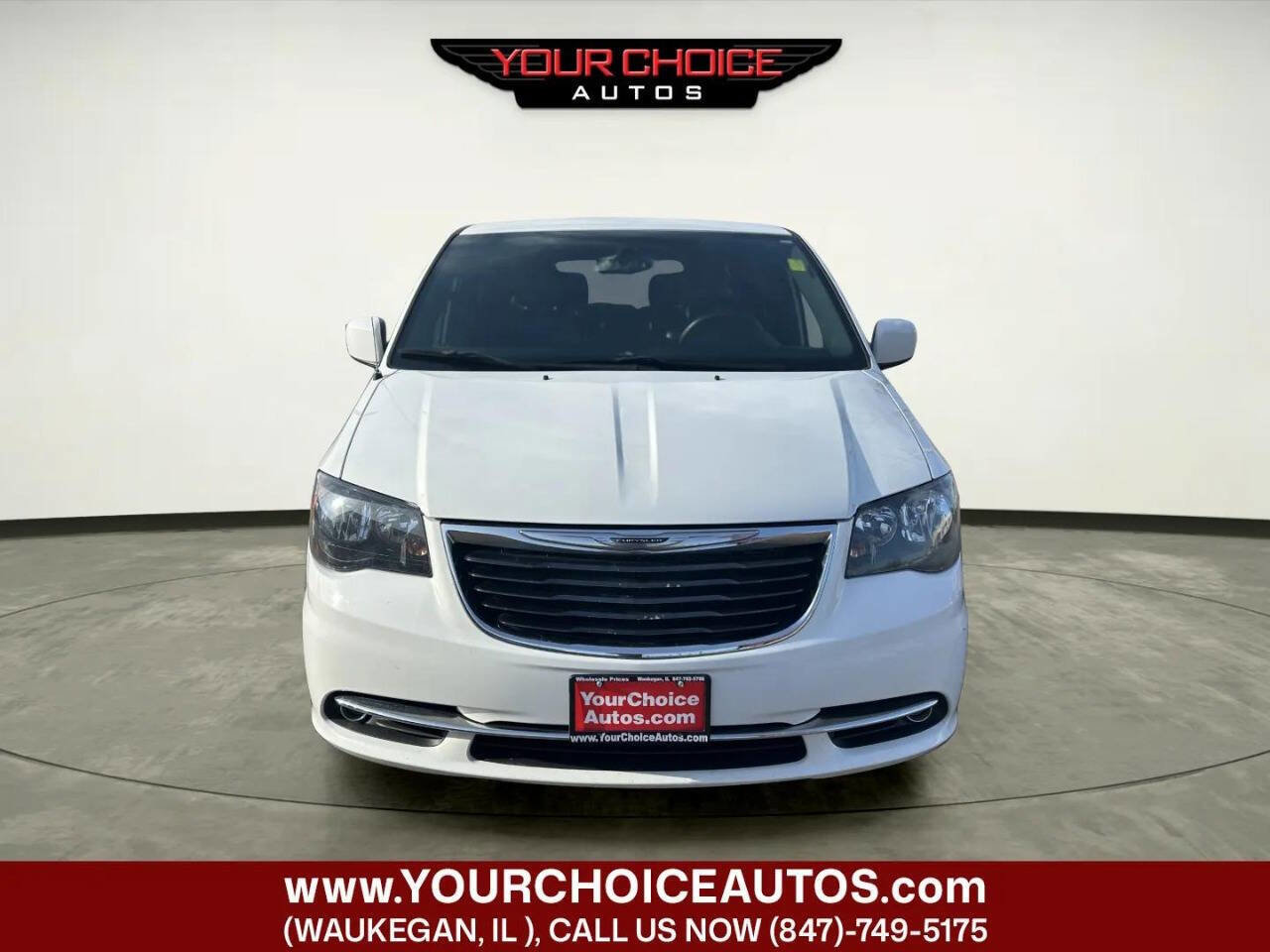 Used 2016 Chrysler Town & Country S FWD image 2